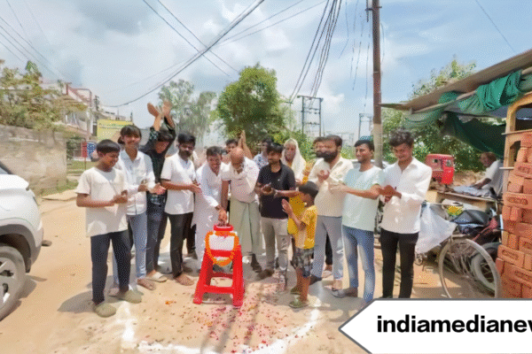 गड्ढा मुक्त सड़क का दावा फेल, बलिया में सड़क का ‘जन्मदिन’ मना कर युवाओं ने किया प्रशासन को बेनकाब
