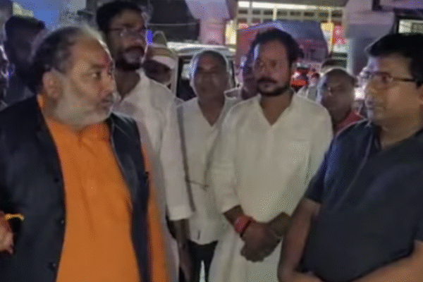बलिया में नया पुल बना सियासी अखाड़ा, मंत्री और जिलाध्यक्ष में टकराव के संकेत, जाने क्या है पूरा मामला….? अधिकारियों को फटकार लगाते मंत्री दयाशंकर सिंह