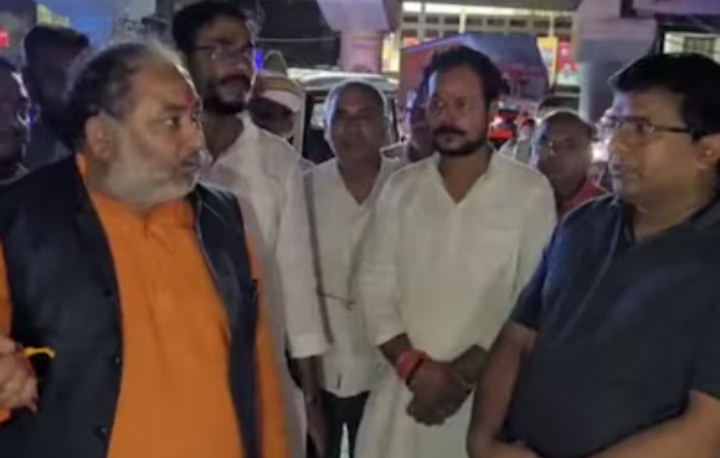 अधिकारियों को फटकार लगाते मंत्री दयाशंकर सिंह