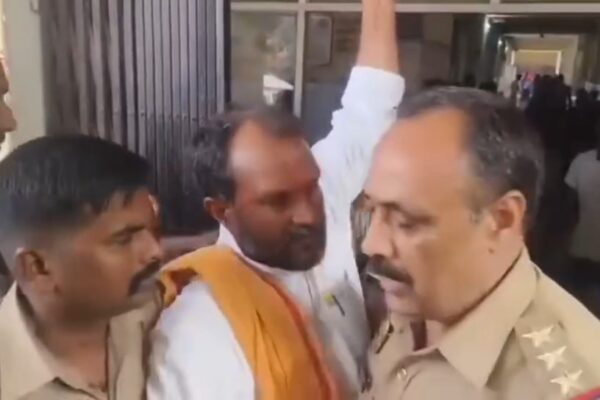 बलिया अपडेट : अधीक्षण अभियंता की पिटाई मामले में BJP कार्यकर्ता मुन्ना बहादुर सिंह गिरफ्तार, समर्थकों ने जिला अस्पताल में किया हंगामा