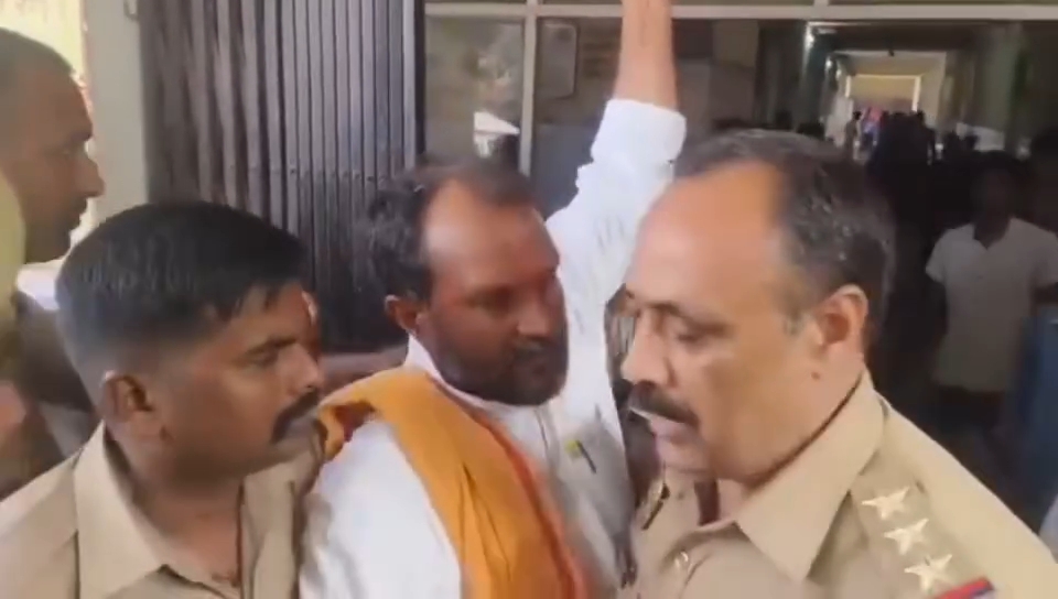 बलिया अपडेट : अधीक्षण अभियंता की पिटाई मामले में BJP कार्यकर्ता मुन्ना बहादुर सिंह गिरफ्तार, समर्थकों ने जिला अस्पताल में किया हंगामा