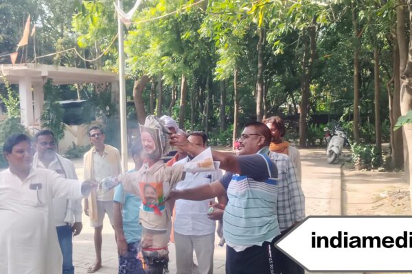 बलिया में सियासी संग्राम : परिवहन मंत्री बनाम रसड़ा विधायक, पुतला दहन से गूंजा विरोध