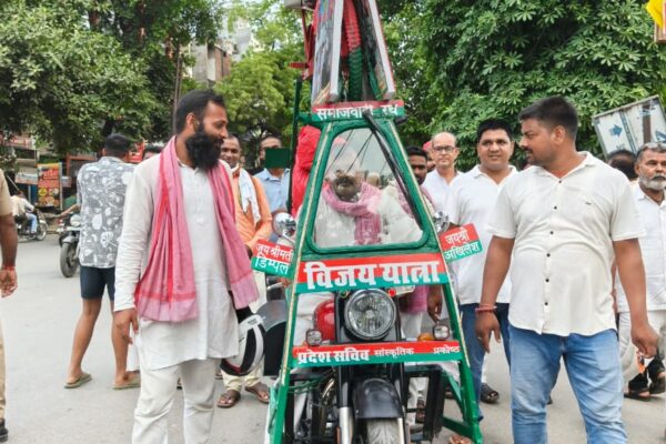 “बुलेट पर साइकिल, कंधों पर समाजवाद – बलिया में छाया अखिलेश का सुपरफैन”