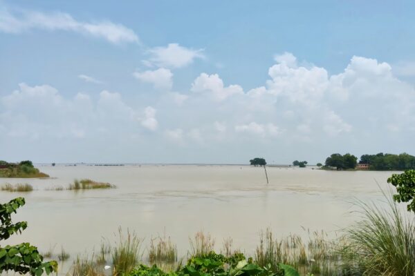 सरयू नदी का उफान, कटान से दहशत का माहौल, तटवर्ती गांवों में संकट गहराया, नाव ही बनी सहारा
